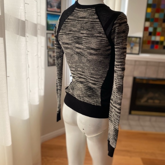 Fitting sweater - Picture 3 of 3